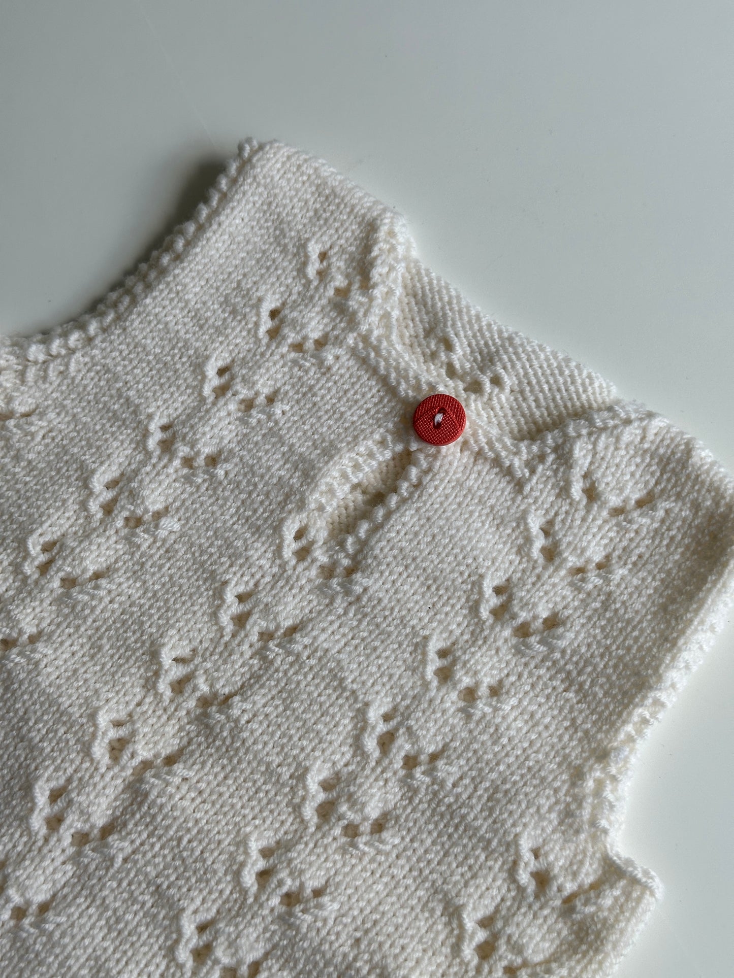 Strikket babyvest str 3-6 mdr.